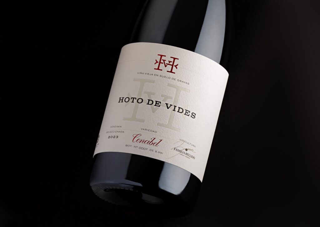 Etiqueta del vino Hoto de Vides impresa por Gráficos de Oyón que incluye estampación, serigrafía y bajorrelieve.