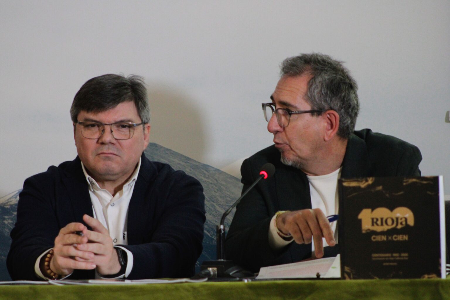 El director de Comunicación de Gráficos de Oyón, a la derecha durante su intervención, junto al nuevo director de La Prensa del Rioja.