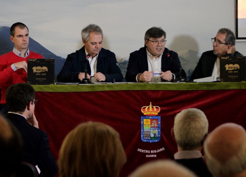 Ponentes durante la mesa redonda con el representante de Gráficos de Oyón a la derecha.