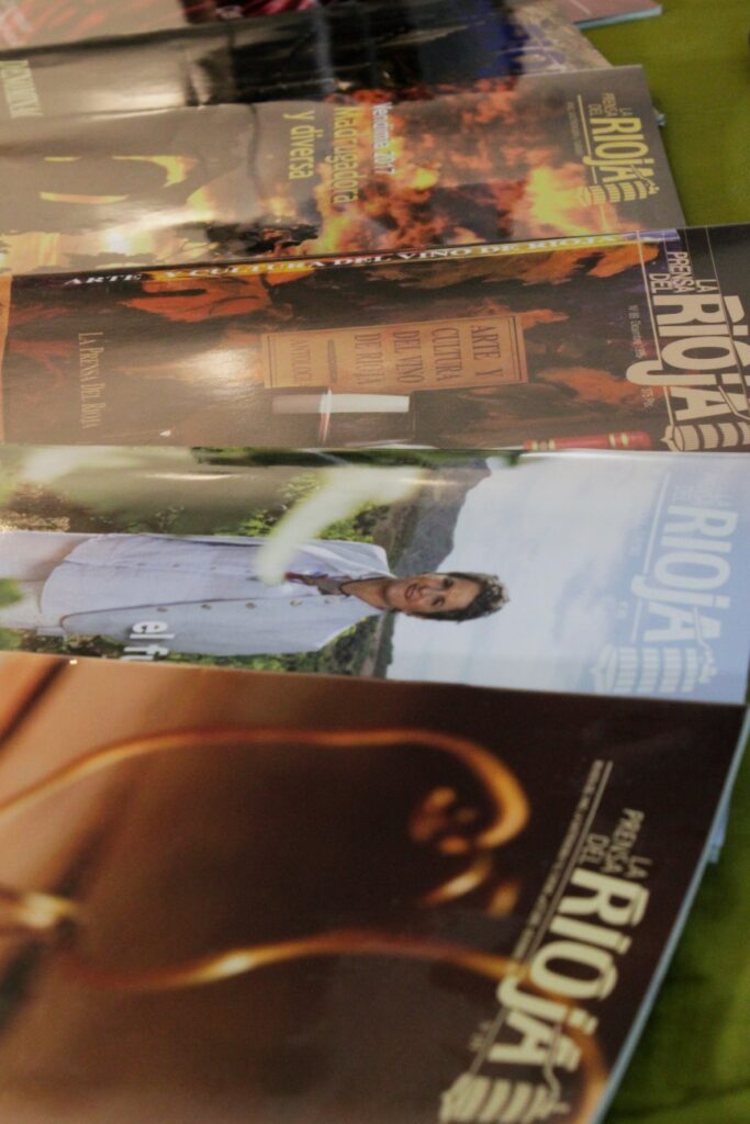 Algunos ejemplares de La Prensa del Rioja sobre la mesa del Centro Riojano de Madrid.