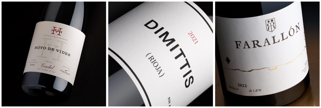 Etiquetas con acabados especiales, como la estamapción, que invitan a tocar. El packaging es una experiencia, no un simple soporte.