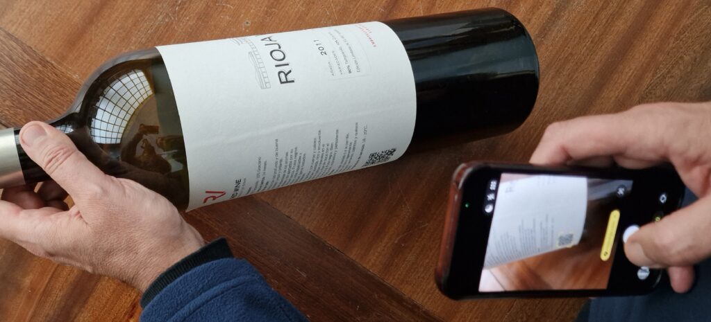 Escaneando QR en botella de Rioja Vega, que proporciona interacción digital desde la etiqueta.