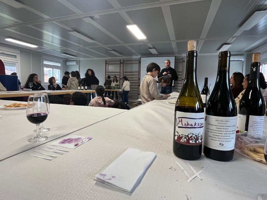 En primer plano botellas del vino Mahatxardo con etiquetas impresas por Gráficos de Oyón