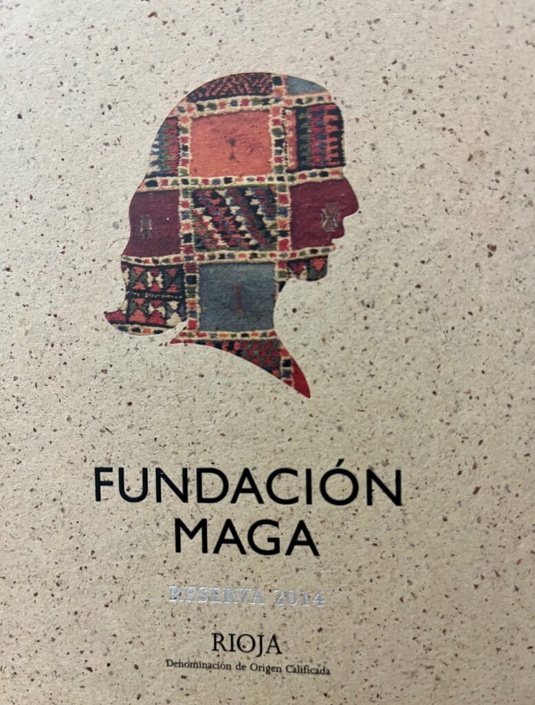 Etiqueta de Fundacion Maga cuyo papel proviende de glassine reciclado.