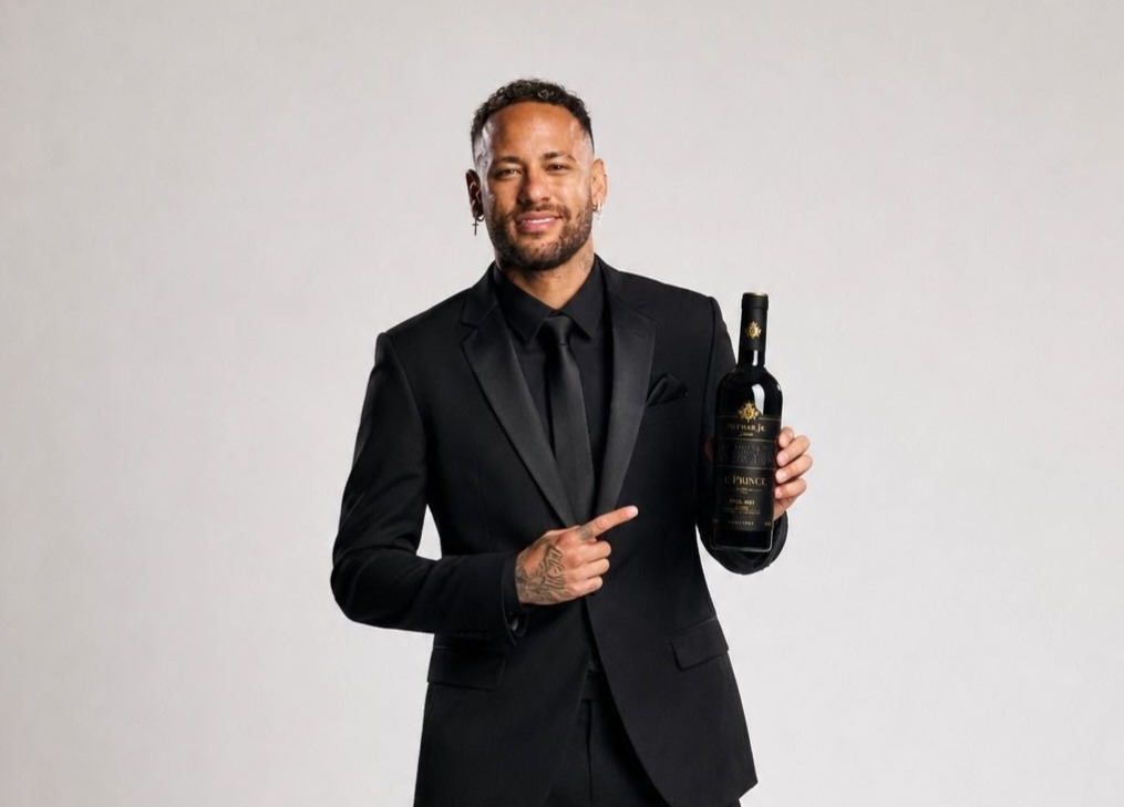 Neymar con su botella de vino de Rioja cuya etiqueta ha sido impresa por Gráficos de Oyón