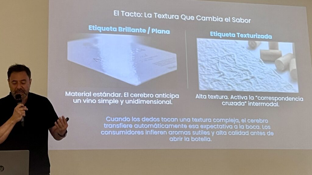 Juan Graña explica la importancia de la textura de una etiqueta en la percepción del sabor